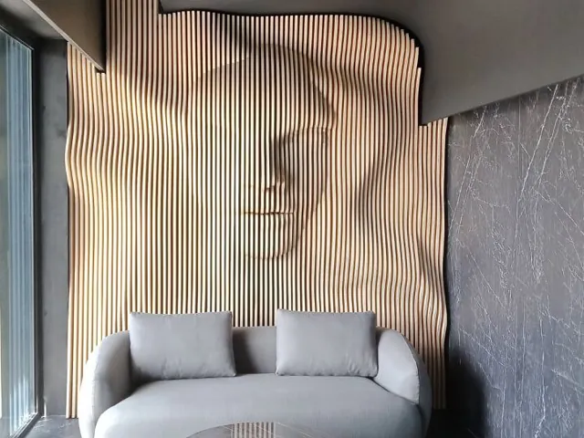 Mural de lamas de madera con rostro en salón de lujo - interiorismo personalizado en madera TOVARNA