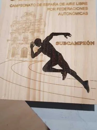 Trofeo personalizado en madera - acabado