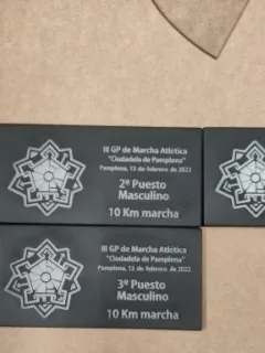Trofeo de pizarra grabado a láser - vista frontal
