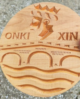 Escudo decorativo personalizado en madera fabricado por TOVARNA